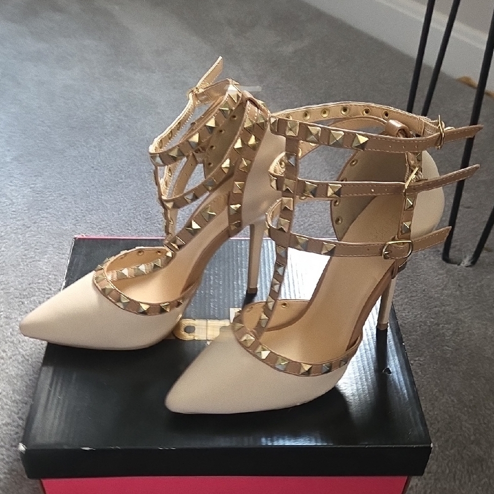 Pointed T-Strap Studded High Heels in Light Beige - Picture 3 of 9